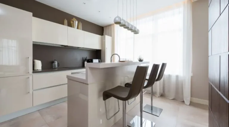 Cuisine avec des armoires blanches sur mesure